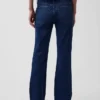 Jeans med middels høy midje og avslappet bootcut-passform