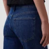 Jeans med middels høy midje og avslappet bootcut-passform