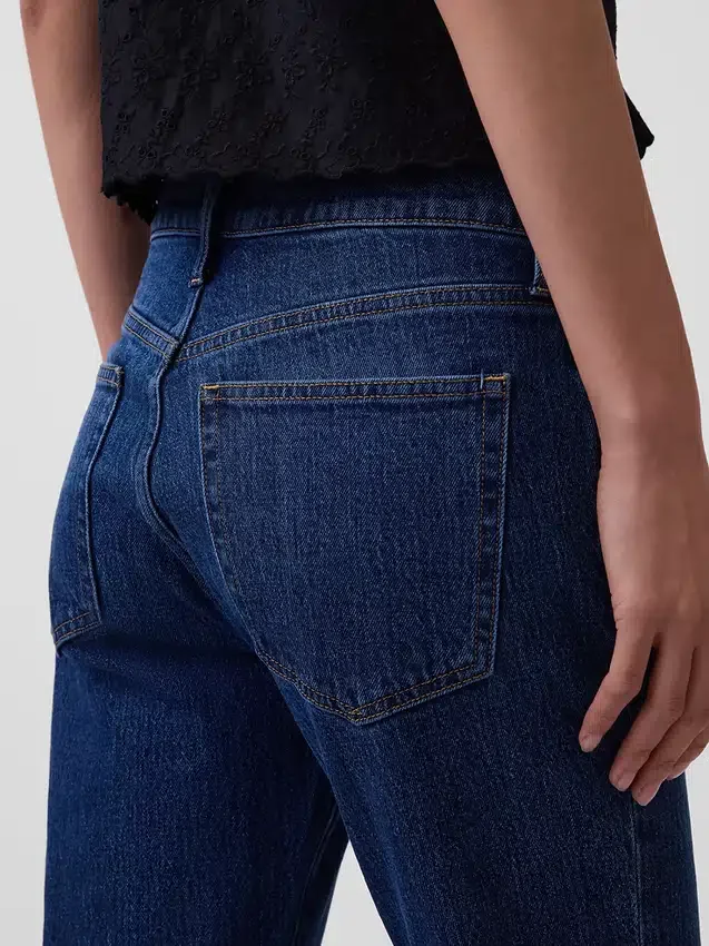Jeans med middels høy midje og avslappet bootcut-passform