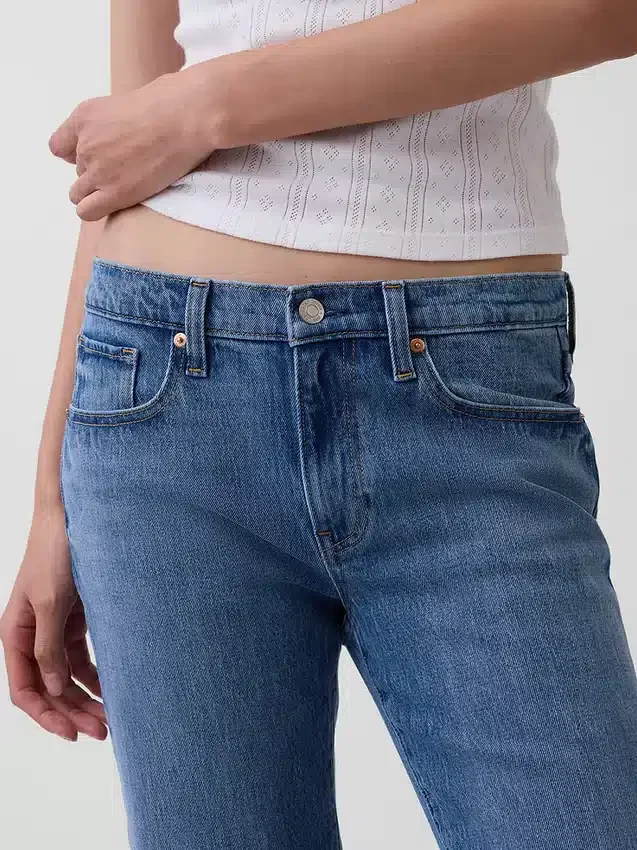 Jeans med middels høy midje og avslappet bootcut-passform