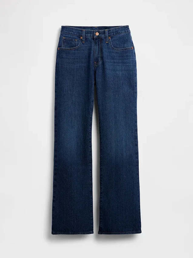 Jeans med middels høy midje og avslappet bootcut-passform