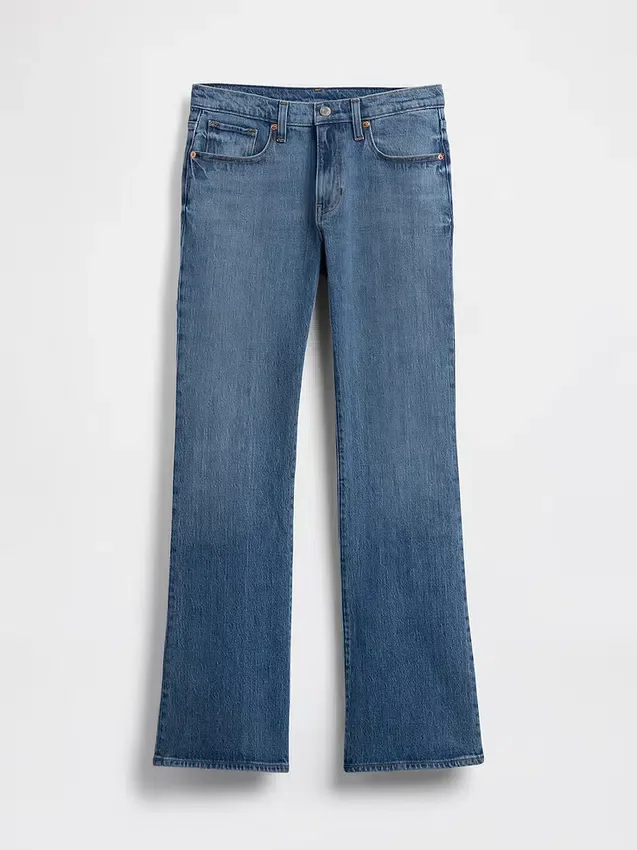 Jeans med middels høy midje og avslappet bootcut-passform