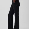 Jeans med middels høy midje og avslappet, rett passform