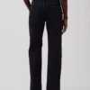 Jeans med middels høy midje og avslappet, rett passform