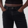 Jeans med middels høy midje og avslappet, rett passform