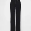 Jeans med middels høy midje og avslappet, rett passform