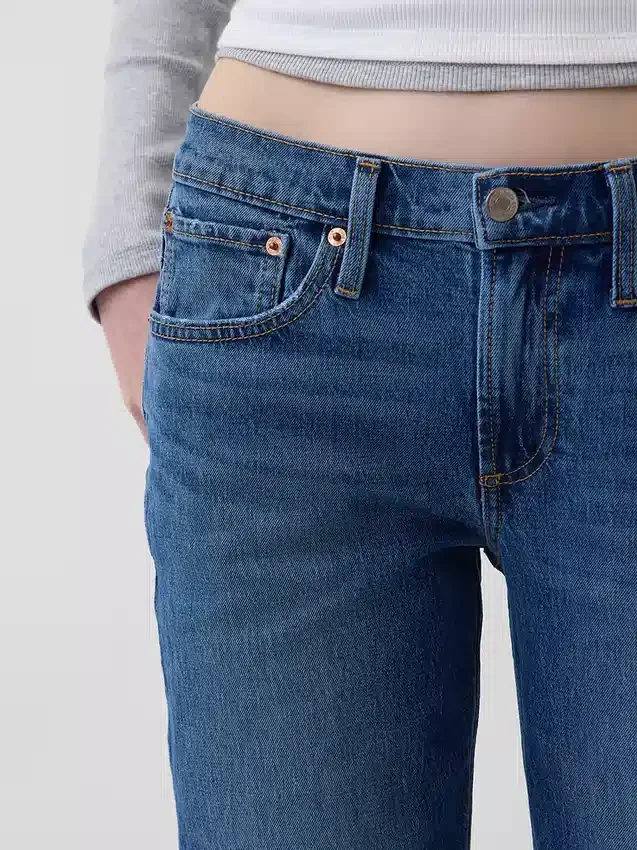 Jeans med middels høy midje og avslappet, rett passform
