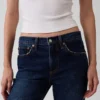 Jeans med middels høy midje og avslappet, rett passform