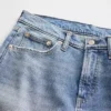 Jeans med middels høy midje og avslappet, rett passform