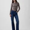 Jeans med middels høy midje og avslappet utvidet ben