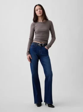 Jeans med middels høy midje og avslappet utvidet ben