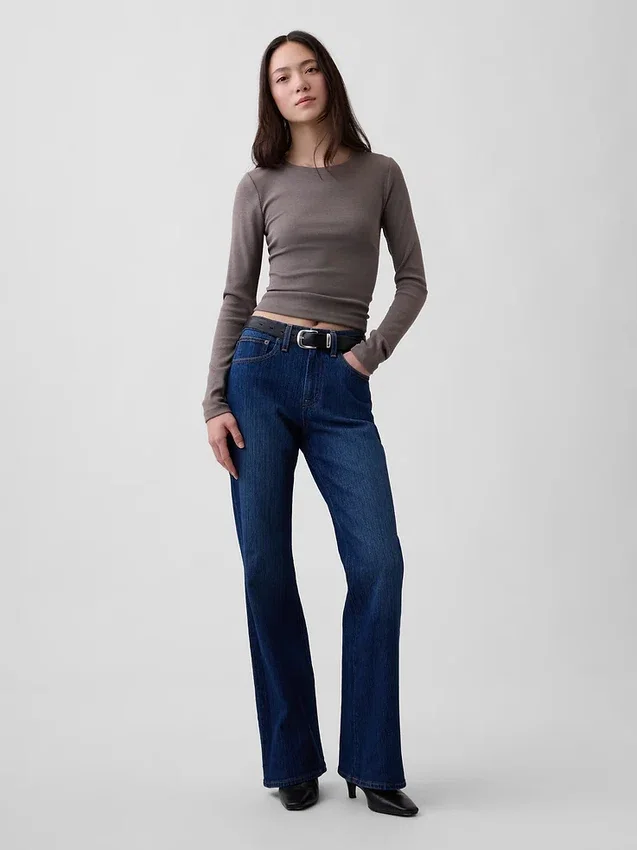 Jeans med middels høy midje og avslappet utvidet ben