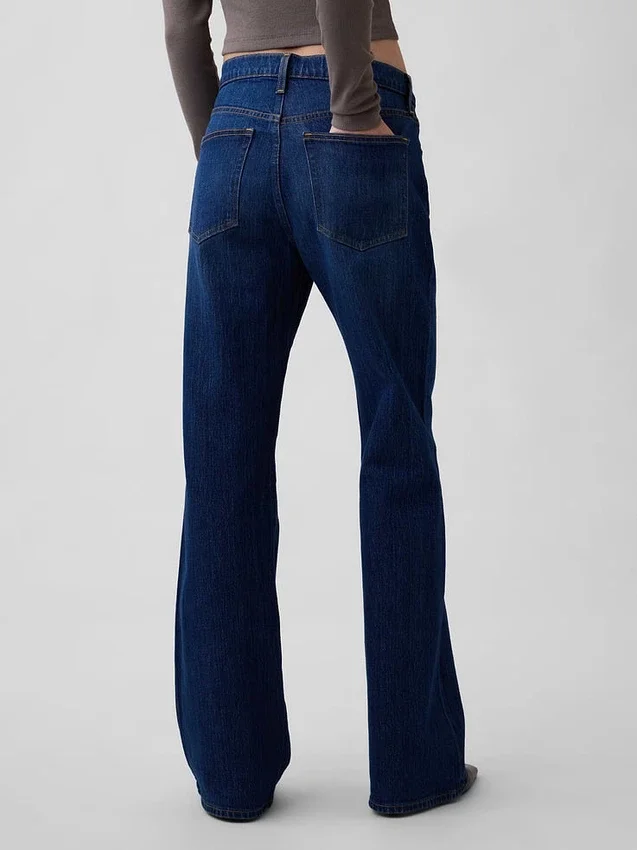 Jeans med middels høy midje og avslappet utvidet ben