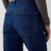 Jeans med middels høy midje og avslappet utvidet ben