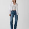 Jeans med middels høy midje, splittet kant og avslappet, rett passform