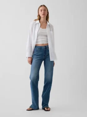 Jeans med middels høy midje, splittet kant og avslappet, rett passform