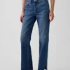 Jeans med middels høy midje, splittet kant og avslappet, rett passform
