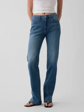 Jeans med middels høy midje, splittet kant og avslappet, rett passform