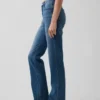 Jeans med middels høy midje, splittet kant og avslappet, rett passform