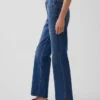 Jeans med middels høy midje, splittet kant og avslappet, rett passform
