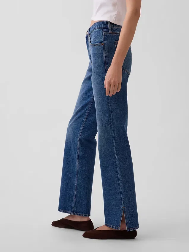 Jeans med middels høy midje, splittet kant og avslappet, rett passform