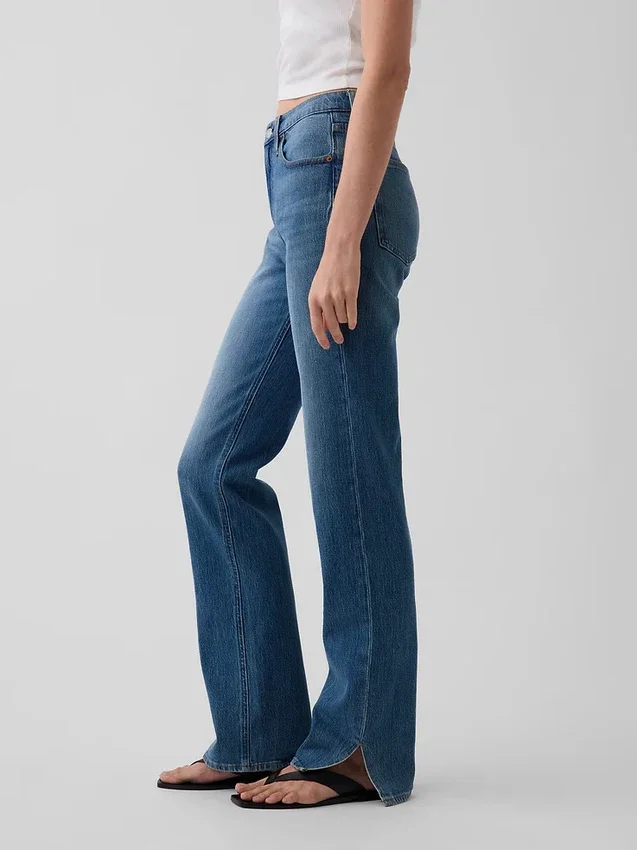 Jeans med middels høy midje, splittet kant og avslappet, rett passform