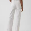 Jeans med middels høy midje, splittet kant og avslappet, rett passform