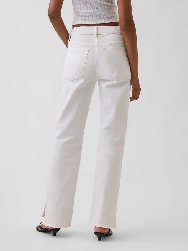 Jeans med middels høy midje, splittet kant og avslappet, rett passform