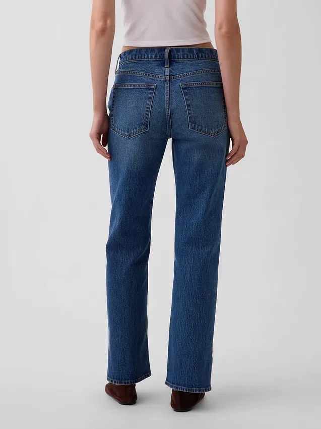 Jeans med middels høy midje, splittet kant og avslappet, rett passform