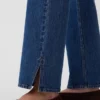 Jeans med middels høy midje, splittet kant og avslappet, rett passform