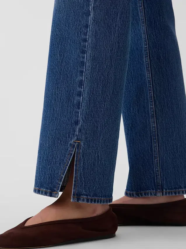 Jeans med middels høy midje, splittet kant og avslappet, rett passform