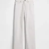 Jeans med middels høy midje, splittet kant og avslappet, rett passform