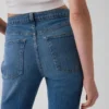 Jeans med middels høy midje, splittet kant og avslappet, rett passform