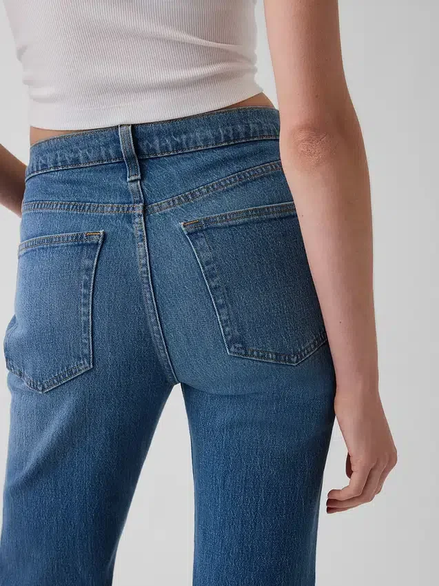 Jeans med middels høy midje, splittet kant og avslappet, rett passform