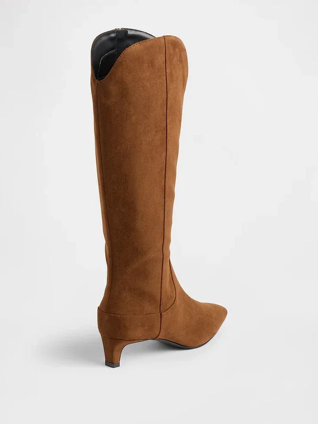 Knee-high støvler med lav hæl og spiss tå