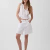 Kort peplum-top med bånd i fronten og hullkant