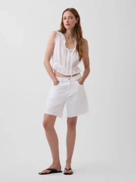 Kort peplum-top med bånd i fronten og hullkant