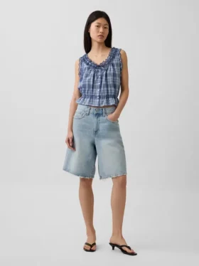 Kort peplum-top med bånd i fronten og hullkant