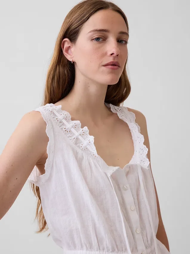 Kort peplum-top med bånd i fronten og hullkant