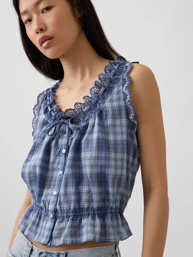 Kort peplum-top med bånd i fronten og hullkant