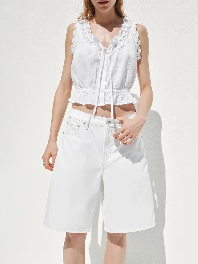 Kort peplum-top med bånd i fronten og hullkant