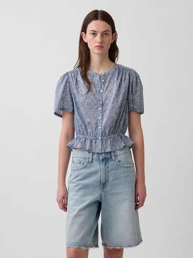 Kort peplum-top med knapper foran