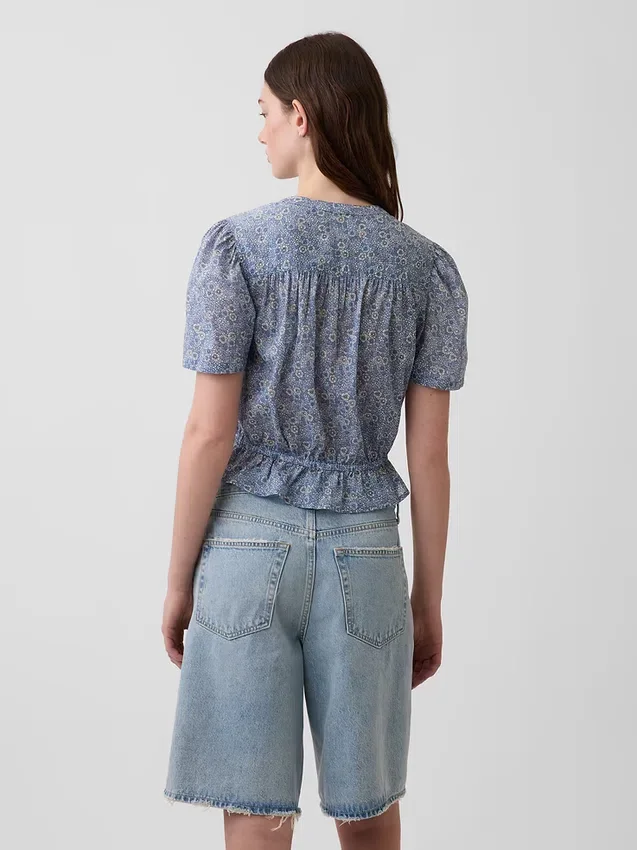 Kort peplum-top med knapper foran