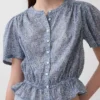 Kort peplum-top med knapper foran