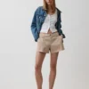 Kort Shorts i khaki med middels høy midje