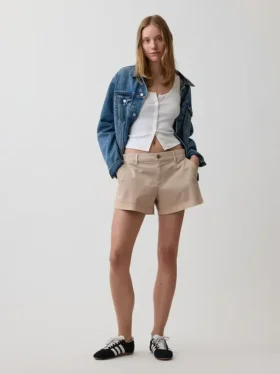 Kort Shorts i khaki med middels høy midje