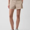 Kort Shorts i khaki med middels høy midje