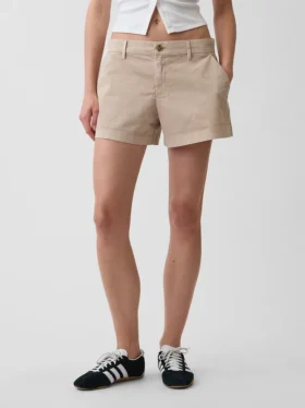 Kort Shorts i khaki med middels høy midje