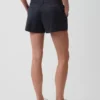 Kort Shorts i khaki med middels høy midje