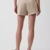 Kort Shorts i khaki med middels høy midje